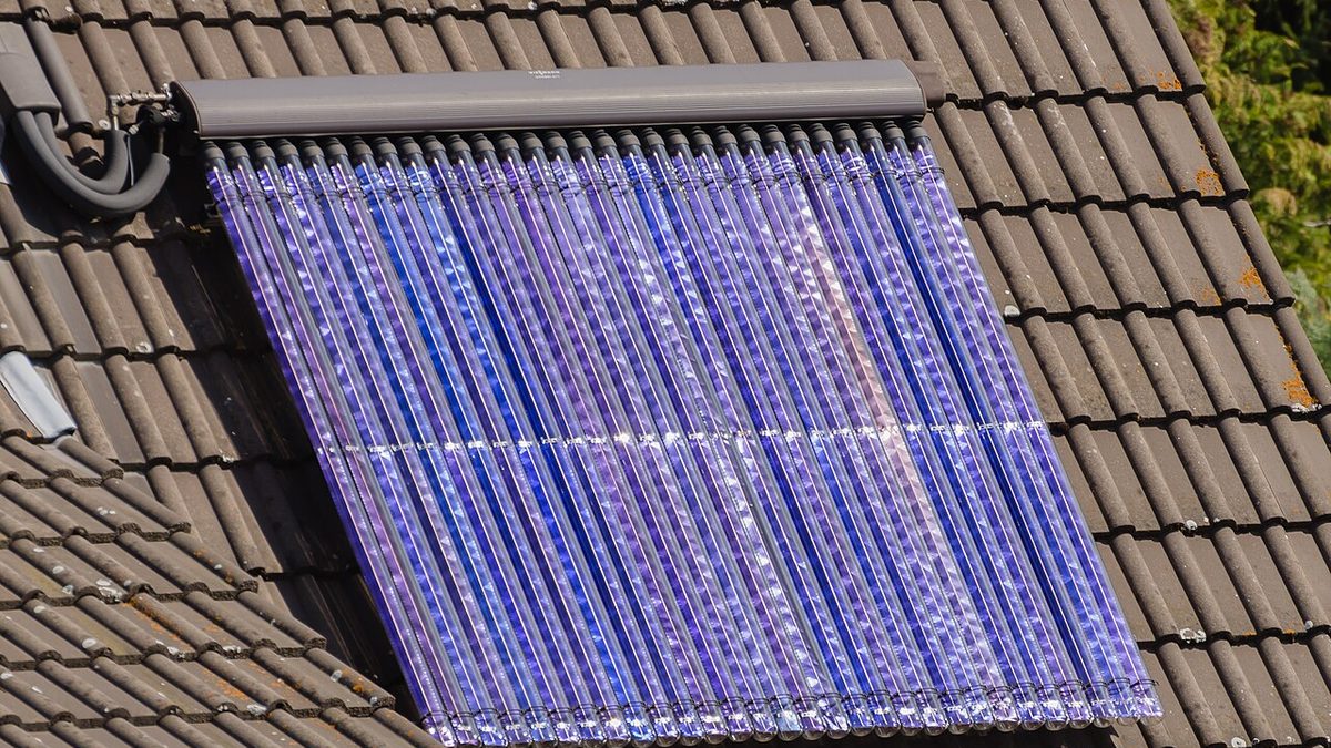 Capteur solaire thermique à tubes sous vide sur toiture en tuiles à Hédé-Bazouges