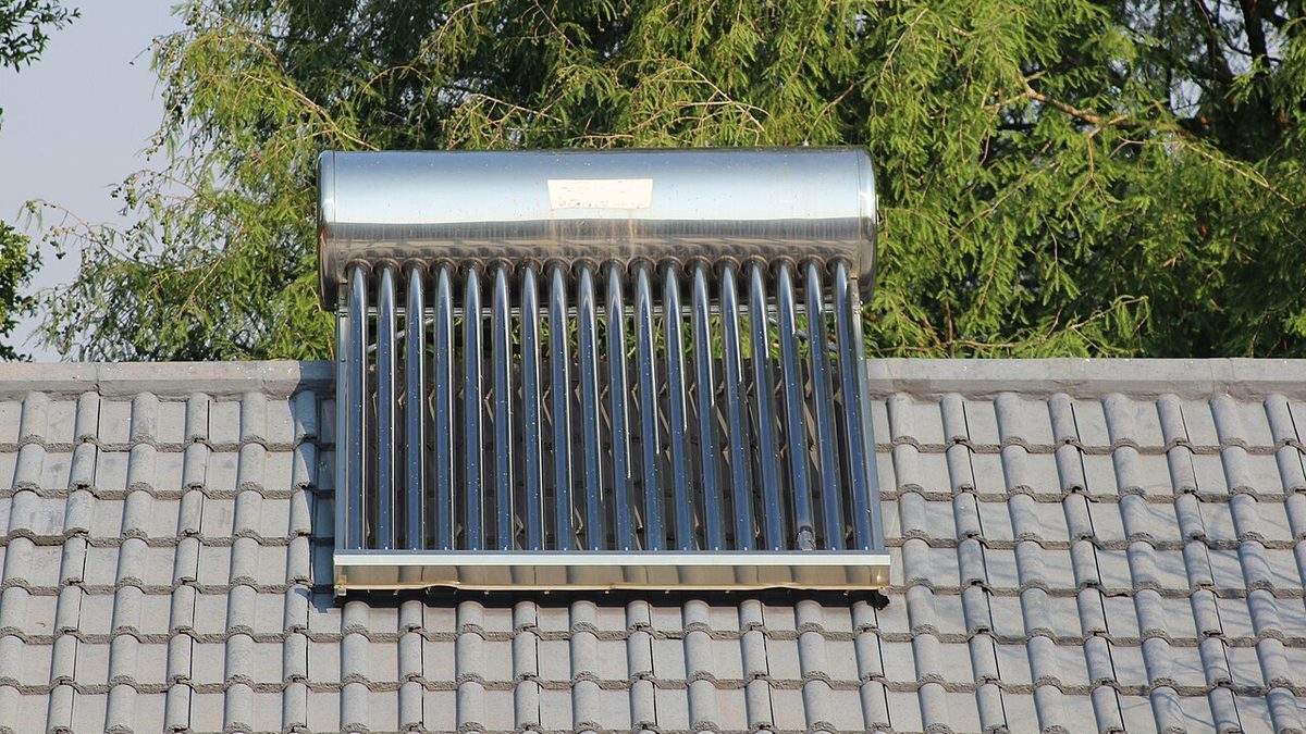 Chauffe-eau solaire avec ballon et tubes sous vide en toiture à Bouges-le-Château